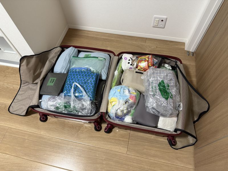 子連れのスーツケースは閉まらない