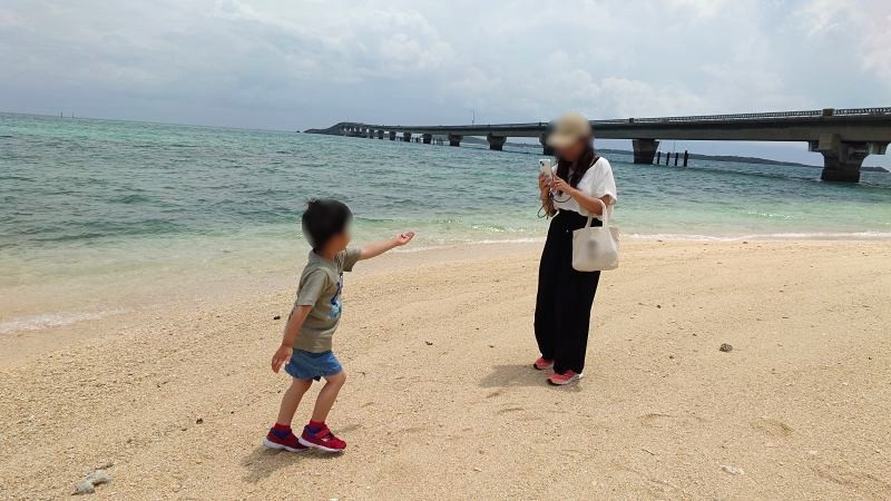 オハマビーチでの散策の様子。大き目なサンゴや貝殻で出来ているので、子供が拾ってプレゼントしてくれます。