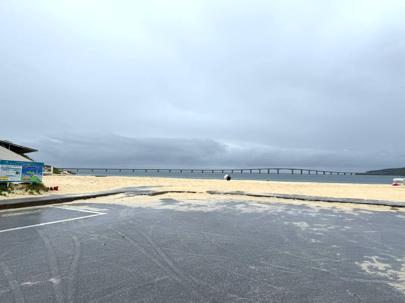 与那覇前浜の小雨の日の様子。