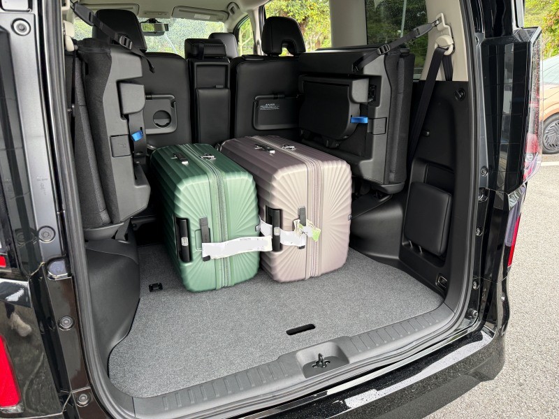 宮古島３回目のレンタカー。日産セレナ。社内で着替えられるし、荷物も十分載せられる。