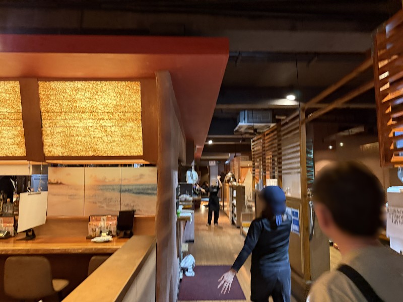 琉球王国さんご家の店内の雰囲気。結構奥まで広いのでちょっとびっくり。