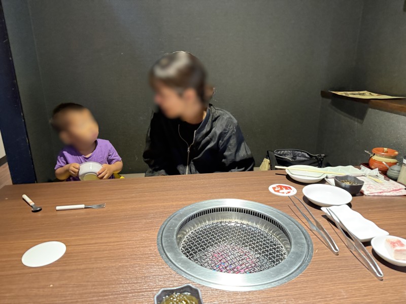 焼肉なかおの個室の雰囲気。子供も安心の距離が確保できます。