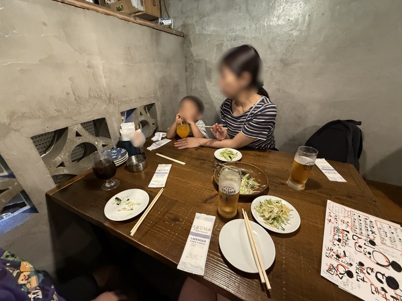 地鶏と島野菜 粋蓮のテーブル席の様子。少し子供には使いにくいサイズ。