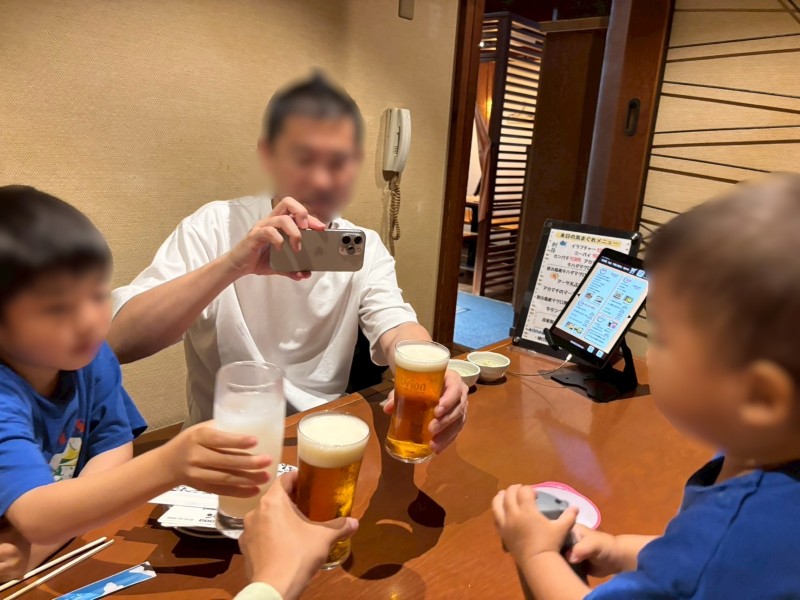 旅の楽しみのディナー！まずは、家族4人で乾杯！