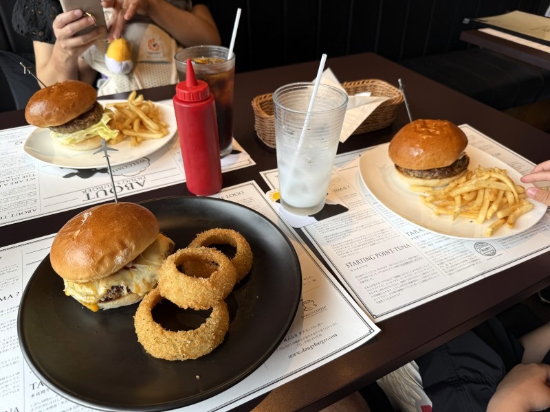 DOUG‘S BURGER（ダグズ・バーガー）のハンバーガーはお洒落店内で美味い。