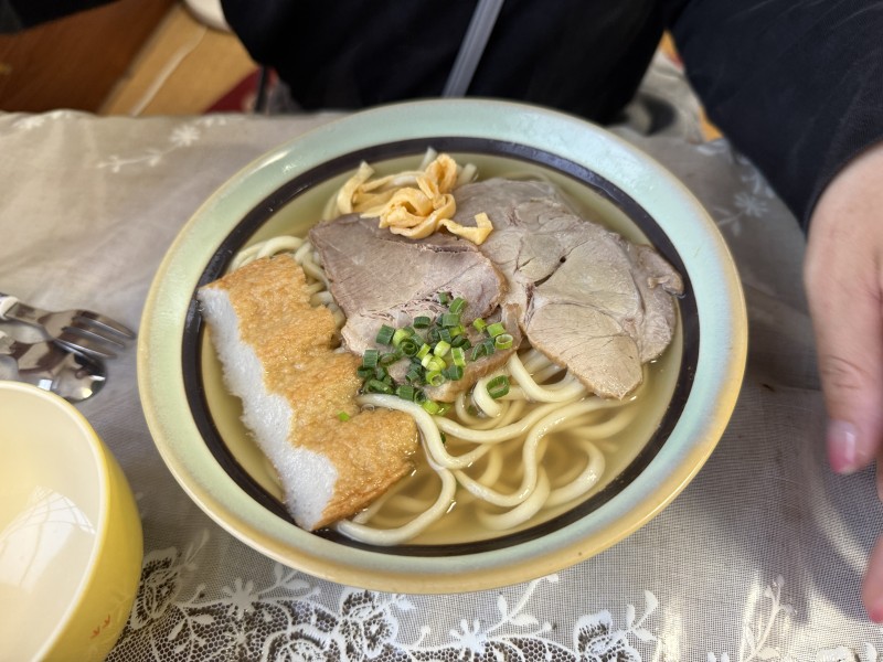 しま食堂 湧泉家の宮古そば。素朴で文句無しに美味しい。