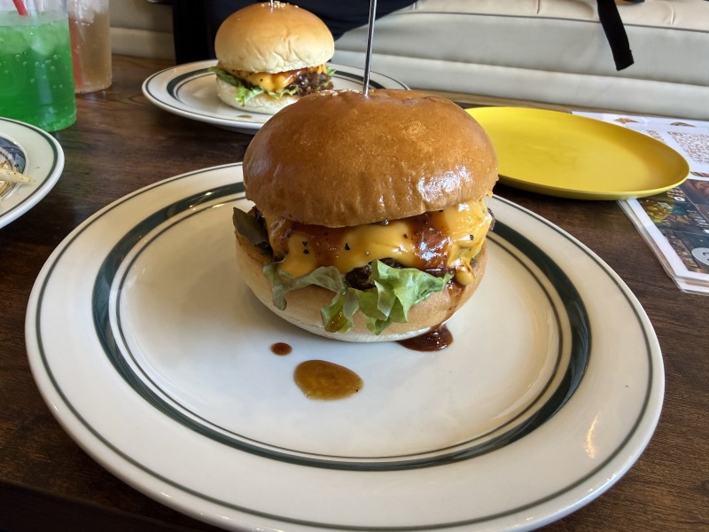 これが、SUNDAYS宮古島のバンズがうまいハンバーガーです