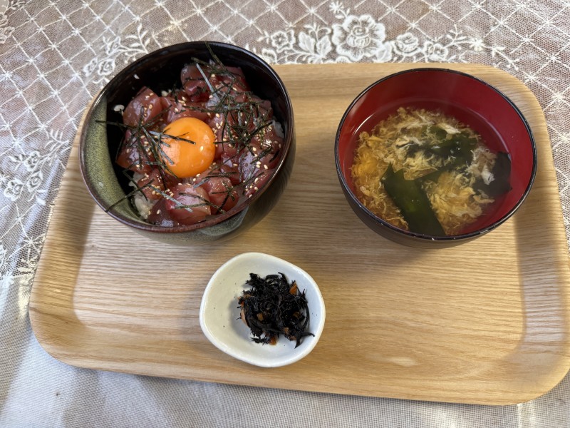しま食堂 湧泉家のまぐろユッケ丼です。これはこれで美味い。