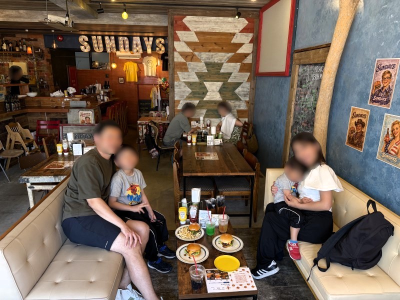 SUNDAYS宮古島の店内雰囲気。ソファもあってくつろげます。