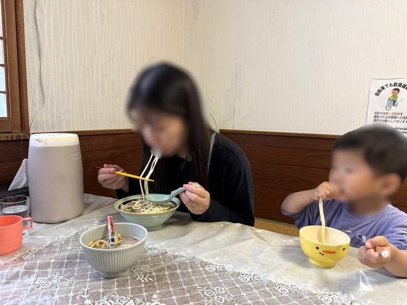 しま食堂 湧泉家の店内は広くて、おばあちゃん家に来たような安心感があります。